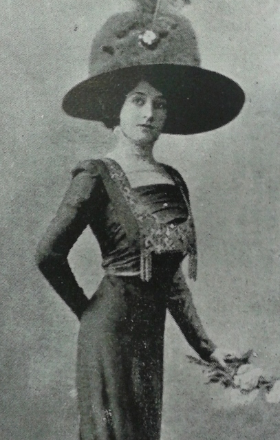 fotografia de moda  en Teatros en MAi??xico 1910-1911 Ed. Ernesto Chavero , Mexico Artes y Letras, 1911 ca (407x640)