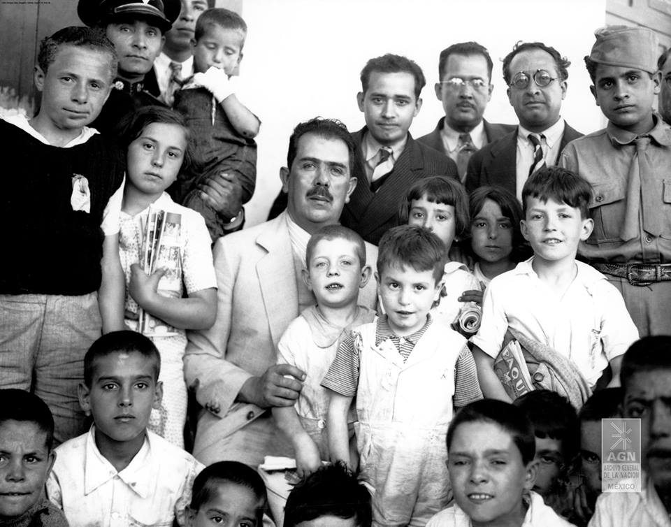 Los niños y el Presidente, 1937. AGN, Archivo fotográfico Enrique Díaz Delgado y García, caja 61-12, archiveros 15, gaveta 6.