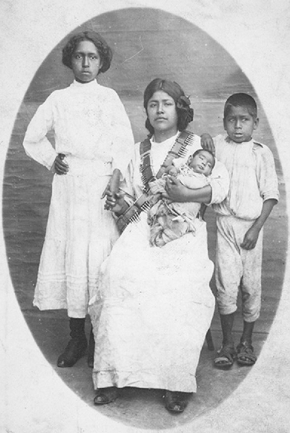Soldadera acompañada por sus hijos, ca. 1914. IISUE/AHUNAM/Colección Gildardo y Octavio Magaña Cerda/Doc. 0853.