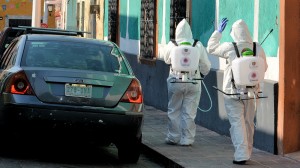 Sanitización durante la pandemia de coronavirus en el centro histórico de Querétaro, México. Fotografía de Carl Campbell, 2020. Flickr Commons.