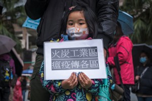 Manifestación en Hong Kong para evitar la propagación del coronavirus durante sus inicios. Fotografía de Studio Incendo, 2020. Flickr Commons.