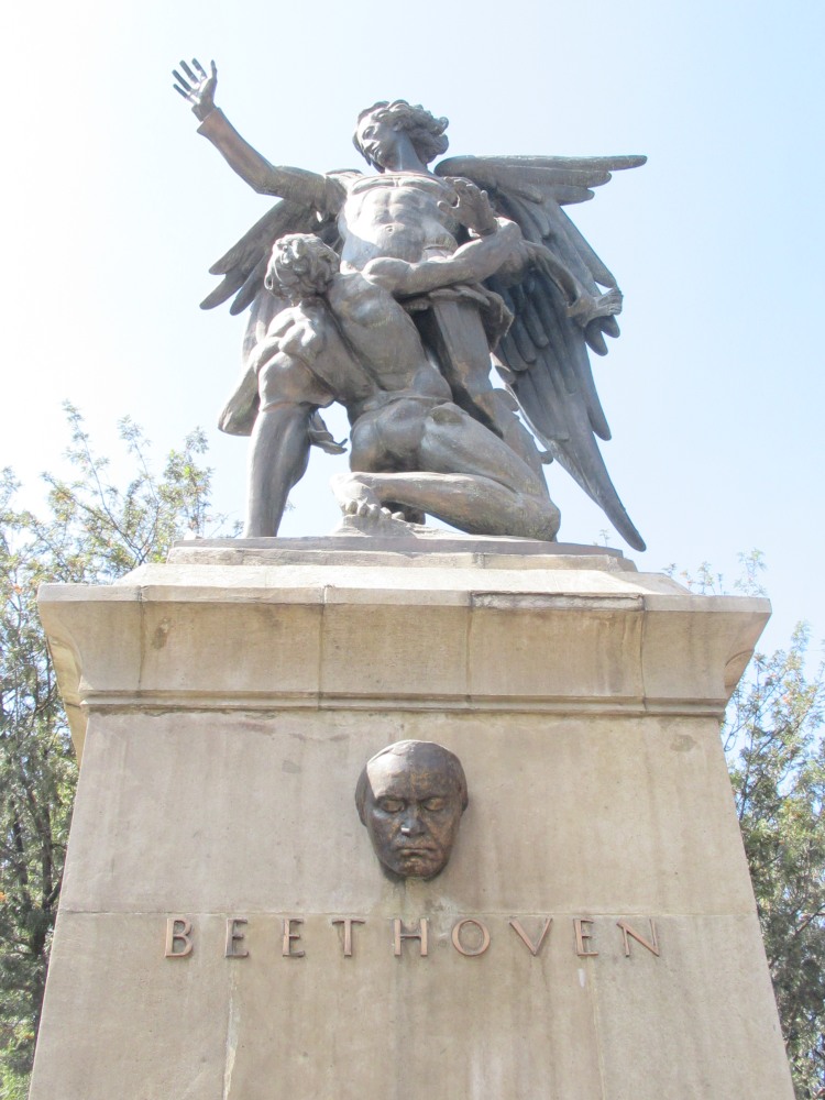 Vista frontal del monumento a Beethoven en la Alameda Central, Ciudad de México. Fotografía de Verónica Zarate Toscano, 2020.