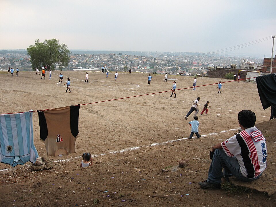 Syced, Soccer field in Mexico City, fotografía, 2007. Wikimedia commons.